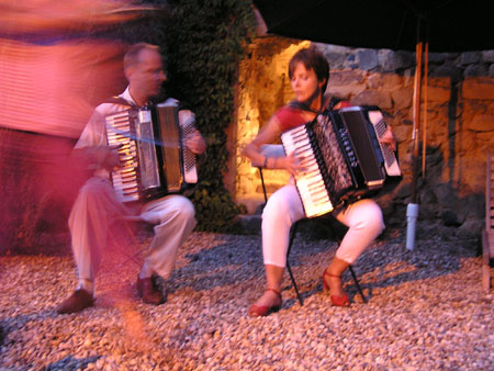 AV accordeon in de tuin